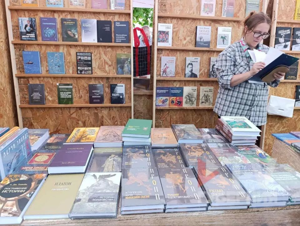 На книжную ярмарку в Воронеже привезли 8 тонн книг На книжную ярмарку в Воронеже привезли 8 тонн книг