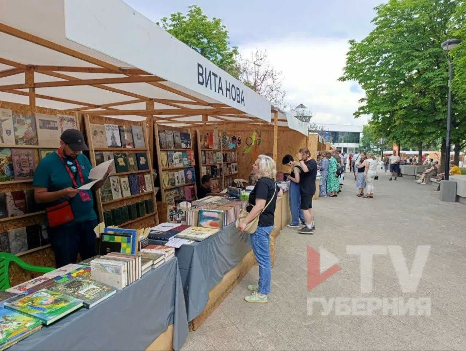 На книжную ярмарку в Воронеже привезли 8 тонн книг На книжную ярмарку в Воронеже привезли 8 тонн книг