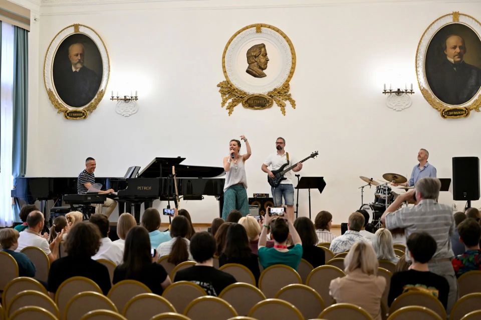 Просто невероятно!. Джазовый коллектив Peter Sarik Trio и певица Koszika заглянули в музыкальный колледж имени Ростроповичей, чтобы послушать, как воронежские студенты играют и поют джаз! Просто невероятно!. Джазовый коллектив Peter Sarik Trio и певица Koszika заглянули в музыкальный колледж имени Ростроповичей, чтобы послушать, как воронежские студенты играют и поют джаз!