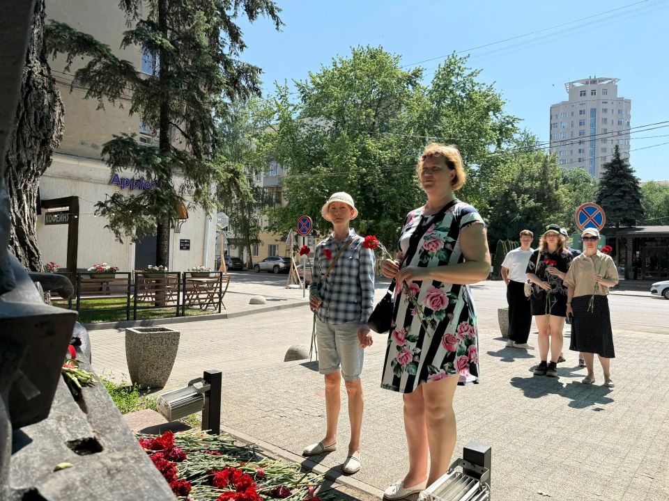 13 июня в Воронеже почтили память жертв трагедии в Саду пионеров 13 июня в Воронеже почтили память жертв трагедии в Саду пионеров