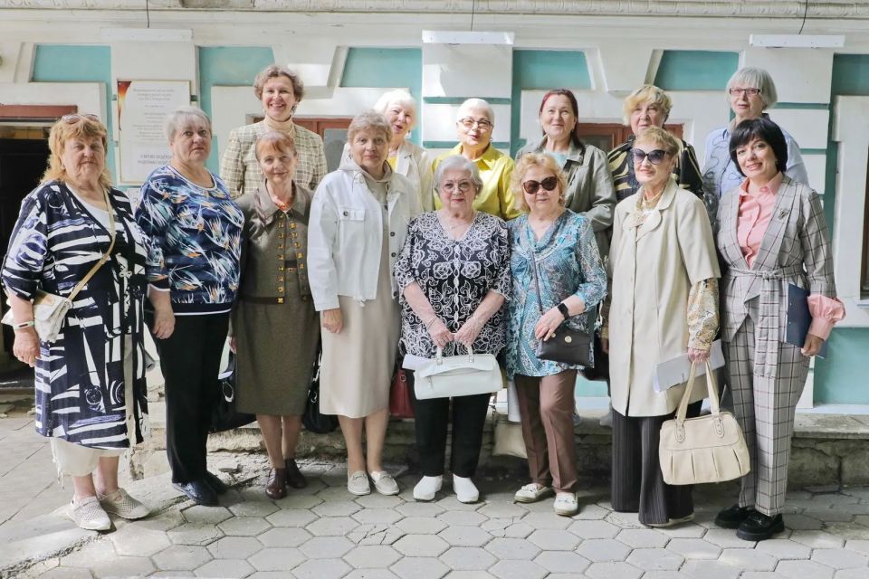 Только любовью и движется жизнь Только любовью и движется жизнь