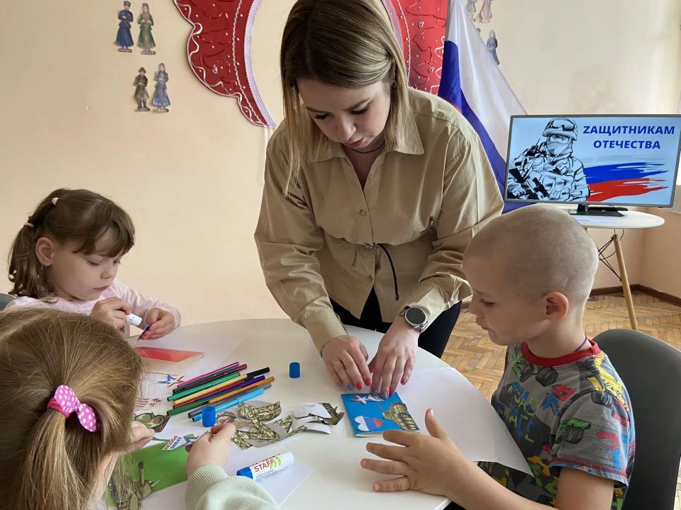 Воспитанники воронежского детского сада сделали открытки для военнослужащих