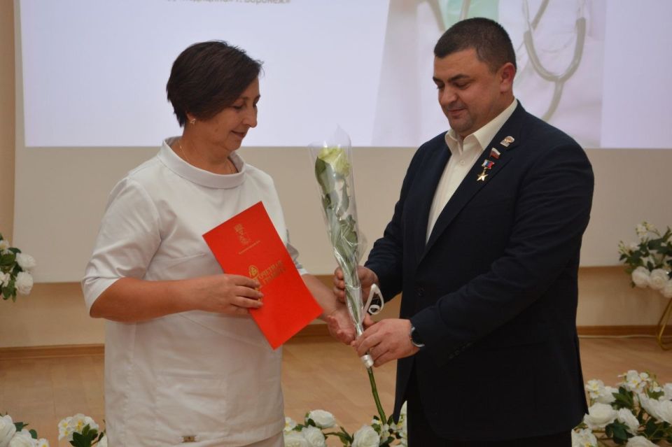 Председатель Воронежской городской Думы, Герой России Андрей Дьяченко поздравил медицинских работников клинической больницы «РЖД-Медицина» с профессиональным праздником Председатель Воронежской городской Думы, Герой России Андрей Дьяченко поздравил медицинских работников клинической больницы «РЖД-Медицина» с профессиональным праздником