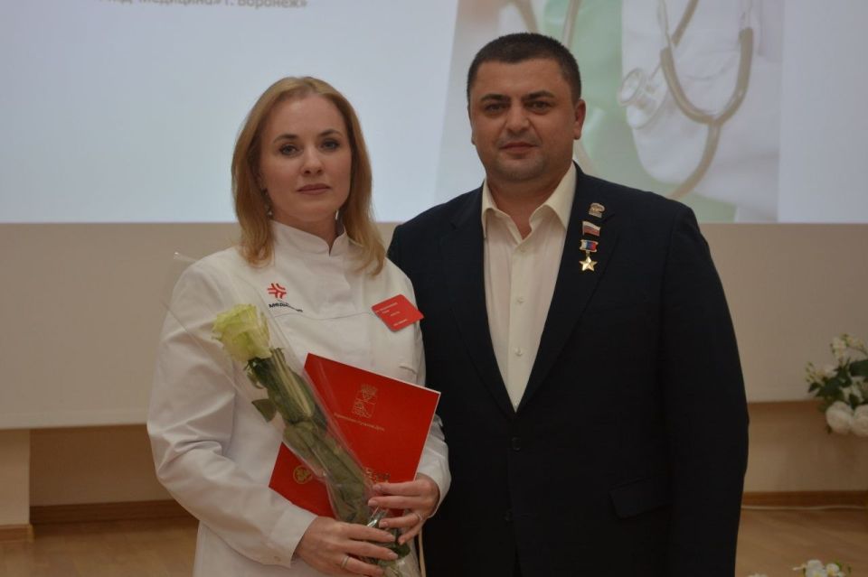 Председатель Воронежской городской Думы, Герой России Андрей Дьяченко поздравил медицинских работников клинической больницы «РЖД-Медицина» с профессиональным праздником Председатель Воронежской городской Думы, Герой России Андрей Дьяченко поздравил медицинских работников клинической больницы «РЖД-Медицина» с профессиональным праздником