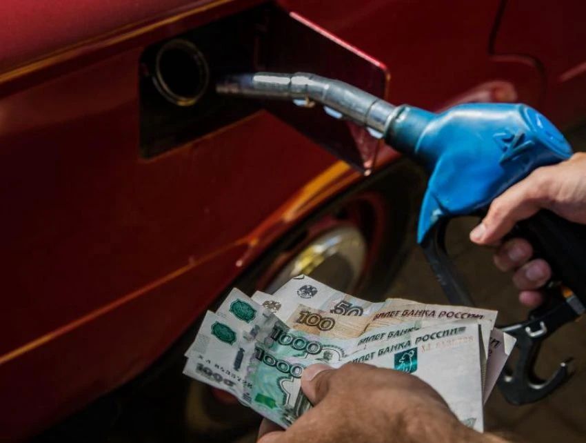 Ограничения на продажу бензина ввели на всех заправках «Татнефти» в Воронеже