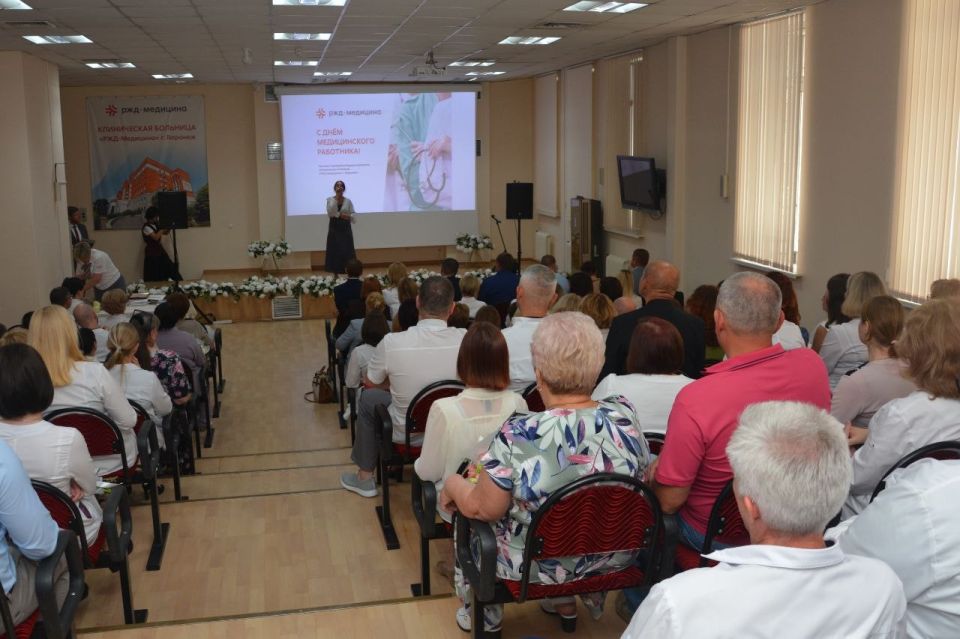 Председатель Воронежской городской Думы, Герой России Андрей Дьяченко поздравил медицинских работников клинической больницы «РЖД-Медицина» с профессиональным праздником Председатель Воронежской городской Думы, Герой России Андрей Дьяченко поздравил медицинских работников клинической больницы «РЖД-Медицина» с профессиональным праздником