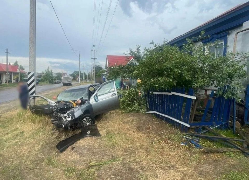 Водитель протаранил дом в воронежском селе и погиб: пострадал ребёнок