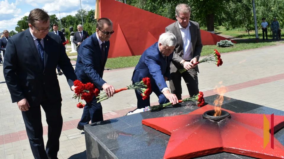 Губернатор Александр Гусев возложил цветы к мемориальному комплексу «Памяти и Славы» в Борисоглебске Губернатор Александр Гусев возложил цветы к мемориальному комплексу «Памяти и Славы» в Борисоглебске