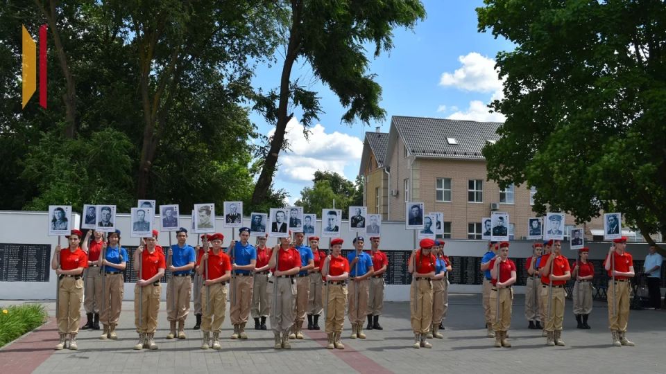 Губернатор Александр Гусев возложил цветы к мемориальному комплексу «Памяти и Славы» в Борисоглебске Губернатор Александр Гусев возложил цветы к мемориальному комплексу «Памяти и Славы» в Борисоглебске
