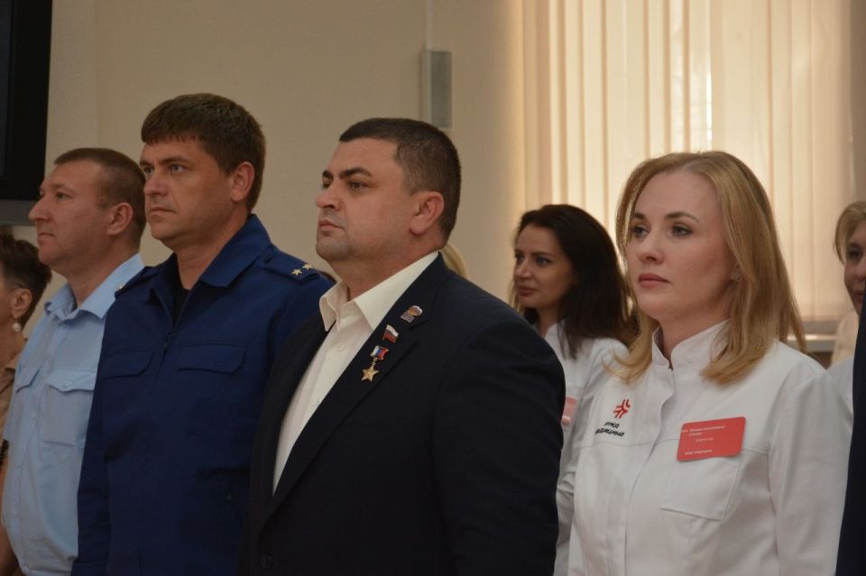 Председатель Воронежской городской Думы, Герой России Андрей Дьяченко поздравил медицинских работников клинической больницы «РЖД-Медицина» с профессиональным праздником Председатель Воронежской городской Думы, Герой России Андрей Дьяченко поздравил медицинских работников клинической больницы «РЖД-Медицина» с профессиональным праздником