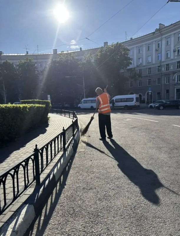 #уборка_Воронежа. В Воронеже продолжается уборка городских территорий Районные комбинаты благоустройства по-прежнему работают в круглосуточном режиме – в дневную и ночную смены #уборка_Воронежа. В Воронеже продолжается уборка городских территорий Районные комбинаты благоустройства по-прежнему работают в круглосуточном режиме – в дневную и ночную смены