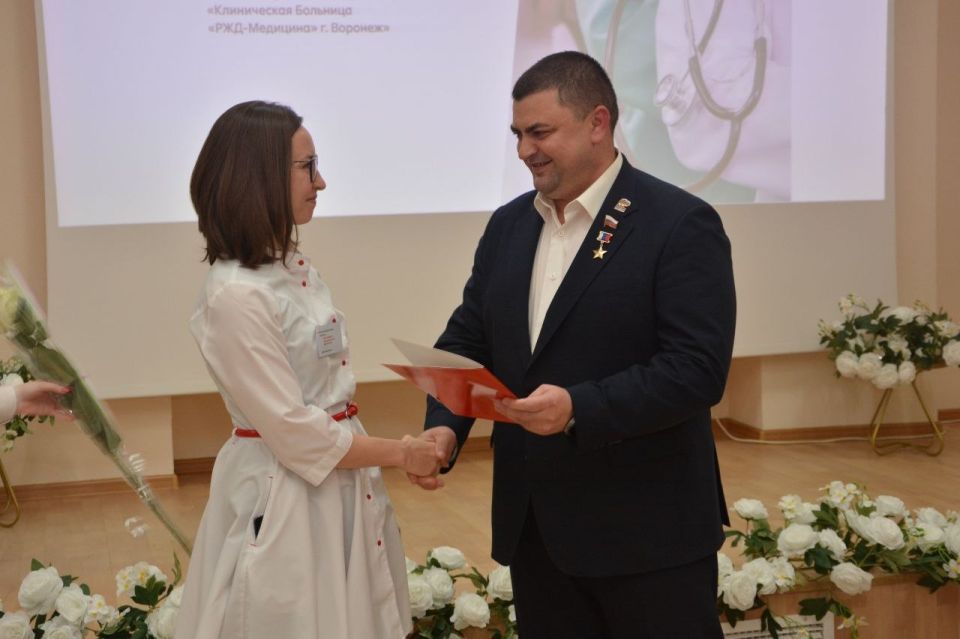 Председатель Воронежской городской Думы, Герой России Андрей Дьяченко поздравил медицинских работников клинической больницы «РЖД-Медицина» с профессиональным праздником Председатель Воронежской городской Думы, Герой России Андрей Дьяченко поздравил медицинских работников клинической больницы «РЖД-Медицина» с профессиональным праздником