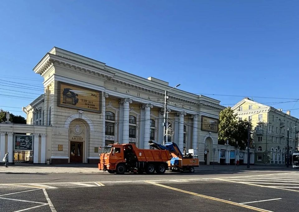 #уборка_Воронежа. Районные комбинаты благоустройства продолжают уборку на улицах города #уборка_Воронежа. Районные комбинаты благоустройства продолжают уборку на улицах города
