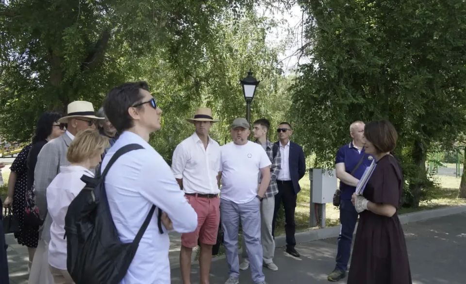 Потомок Льва Толстого из Великобритании впервые увидел реку Дон в Павловске Потомок Льва Толстого из Великобритании впервые увидел реку Дон в Павловске