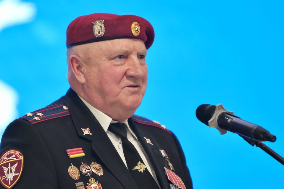 Председатель Воронежской областной Думы Юрий Матузов поздравляет с 70-летием Героя России, Почётного жителя Воронежа Юрия Анохина: