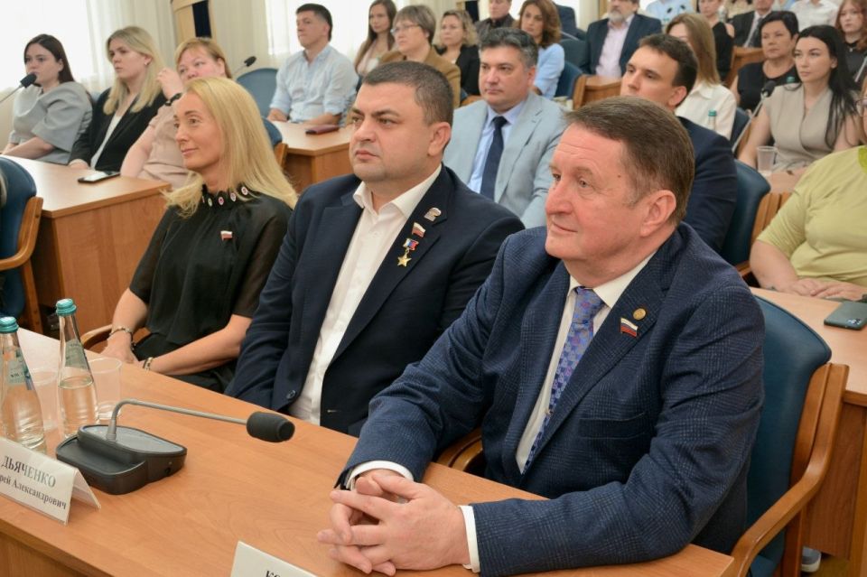 Накануне Дня медицинского работника мы с коллегами-депутами собрались в стенах Воронежской городской Думы, чтобы поздравить тех, кто каждый день стоит на страже нашего здоровья Накануне Дня медицинского работника мы с коллегами-депутами собрались в стенах Воронежской городской Думы, чтобы поздравить тех, кто каждый день стоит на страже нашего здоровья