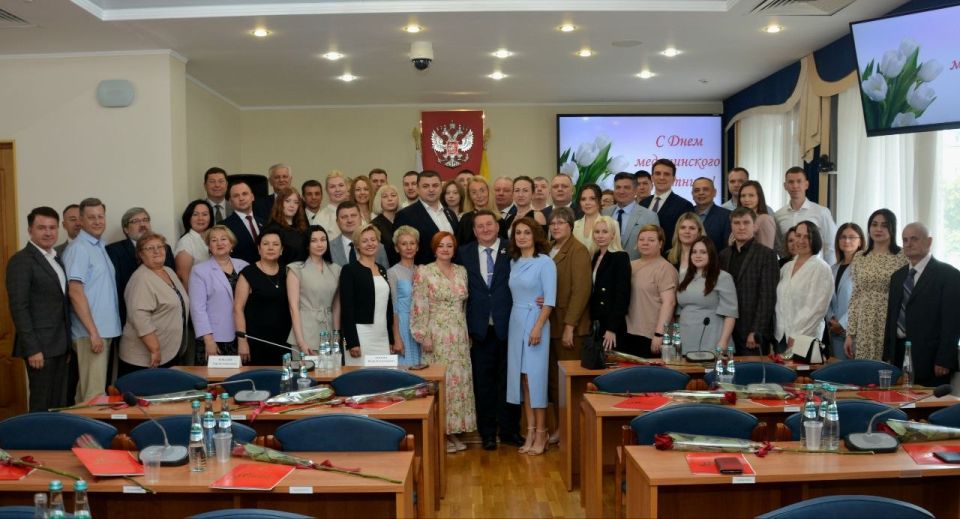 Накануне Дня медицинского работника мы с коллегами-депутами собрались в стенах Воронежской городской Думы, чтобы поздравить тех, кто каждый день стоит на страже нашего здоровья