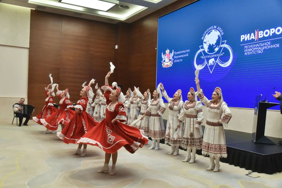Выступления "Воронежских девчат" и хора "Артодокс", а также проекты Областного центра народного творчества и кино произвели большое впечатление на иностранных гостей форума "Антициклон" Выступления "Воронежских девчат" и хора "Артодокс", а также проекты Областного центра народного творчества и кино произвели большое впечатление на иностранных гостей форума "Антициклон"