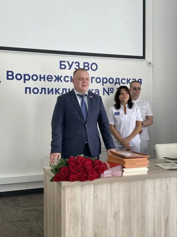 Депутат Воронежской городской Думы от партии «Единая Россия» Валерий Данилов поздравил врачей БУЗ ВО «ВГП №10» с наступающим Днём медицинского работника Депутат Воронежской городской Думы от партии «Единая Россия» Валерий Данилов поздравил врачей БУЗ ВО «ВГП №10» с наступающим Днём медицинского работника