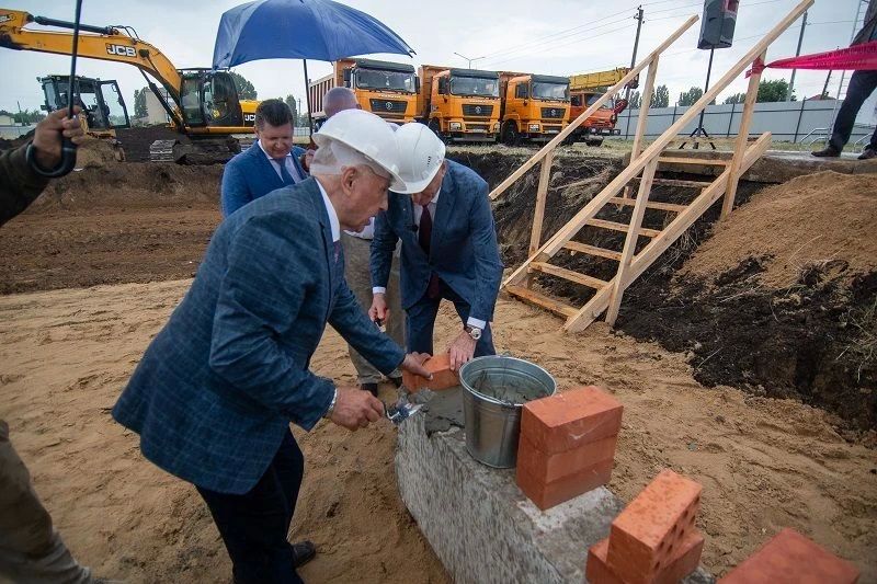 Первый камень в фундамент долгожданного Ледового дворца торжественно заложили в Анне Первый камень в фундамент долгожданного Ледового дворца торжественно заложили в Анне
