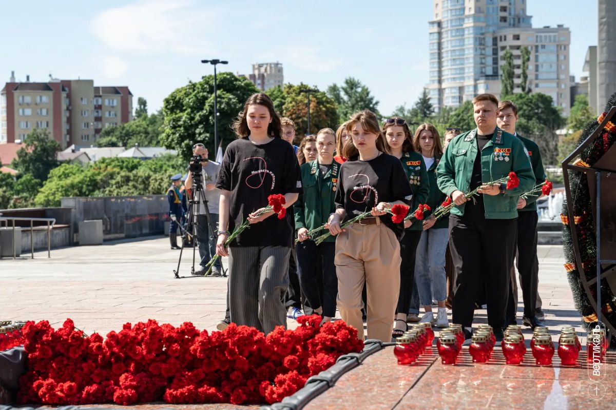 В Воронеже состоялась церемония возложения венков и цветов к Вечному огню в память о погибших в годы Великой Отечественной войны В Воронеже состоялась церемония возложения венков и цветов к Вечному огню в память о погибших в годы Великой Отечественной войны