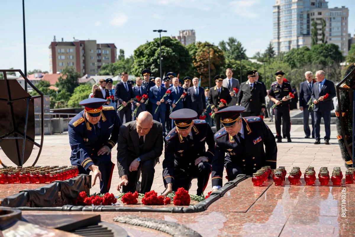 В Воронеже состоялась церемония возложения венков и цветов к Вечному огню в память о погибших в годы Великой Отечественной войны В Воронеже состоялась церемония возложения венков и цветов к Вечному огню в память о погибших в годы Великой Отечественной войны