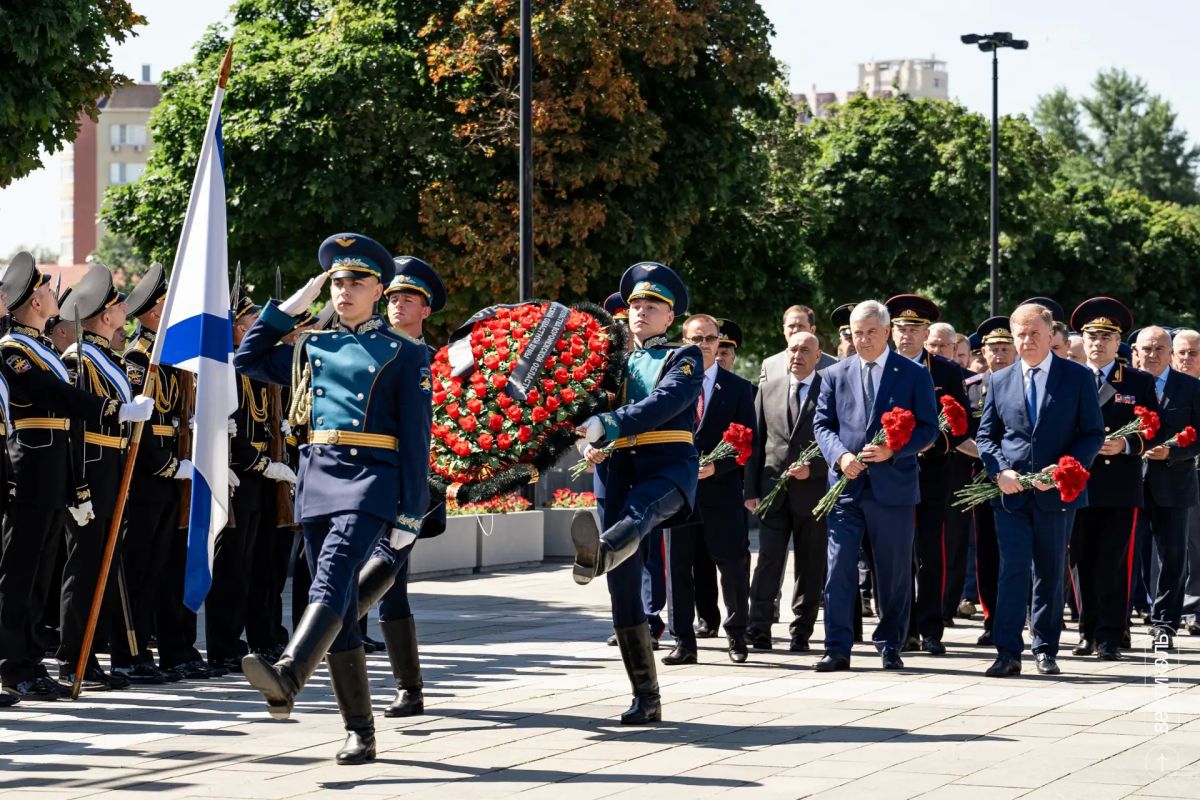 В Воронеже состоялась церемония возложения венков и цветов к Вечному огню в память о погибших в годы Великой Отечественной войны В Воронеже состоялась церемония возложения венков и цветов к Вечному огню в память о погибших в годы Великой Отечественной войны