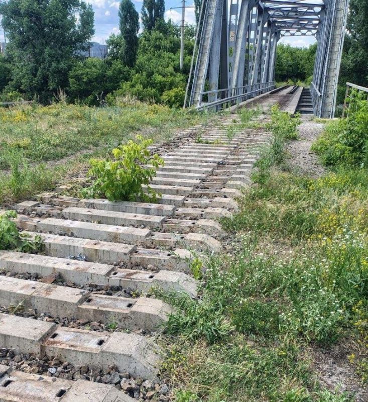 Во временно оккупированном Краматорске нацисты демонтируют рельсы