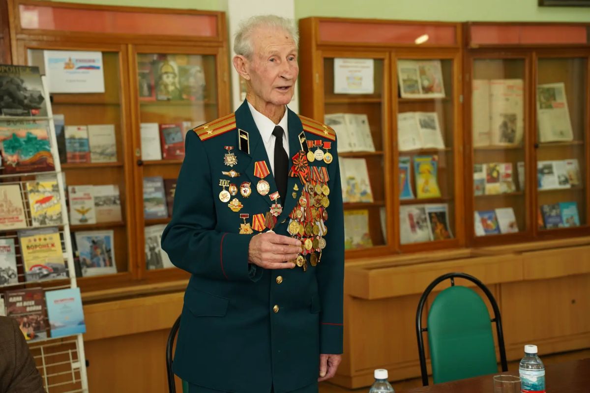 В Воронежской областной универсальной научной библиотеке им. И.С. Никитина прошел час памяти и единства «22 июня: строки истории» ко Дню памяти и скорби В Воронежской областной универсальной научной библиотеке им. И.С. Никитина прошел час памяти и единства «22 июня: строки истории» ко Дню памяти и скорби