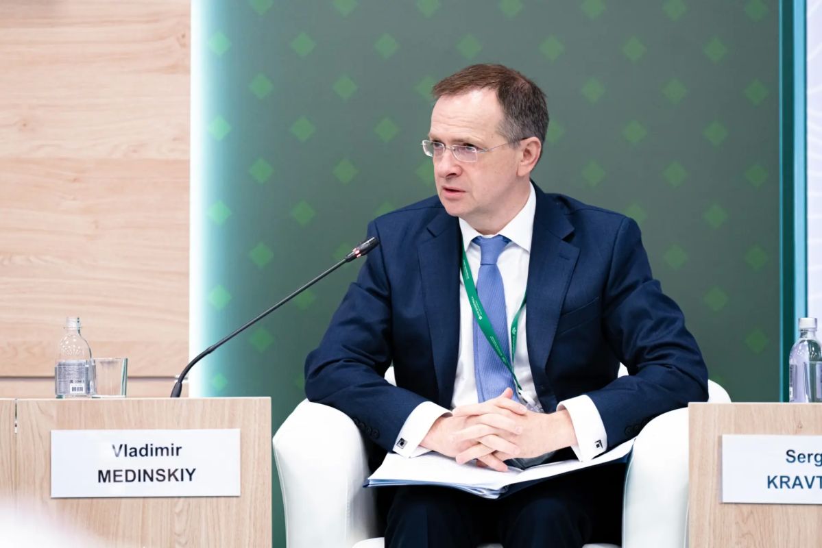Сергей Кравцов представил новые учебники по обществознанию для 9-х и 10-х классов на Петербургском международном юридическом форуме Сергей Кравцов представил новые учебники по обществознанию для 9-х и 10-х классов на Петербургском международном юридическом форуме