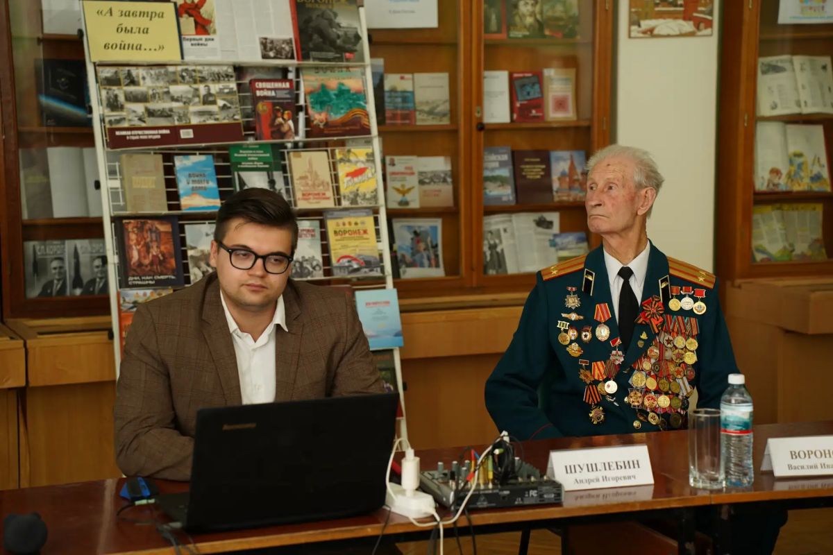 В Воронежской областной универсальной научной библиотеке им. И.С. Никитина прошел час памяти и единства «22 июня: строки истории» ко Дню памяти и скорби В Воронежской областной универсальной научной библиотеке им. И.С. Никитина прошел час памяти и единства «22 июня: строки истории» ко Дню памяти и скорби