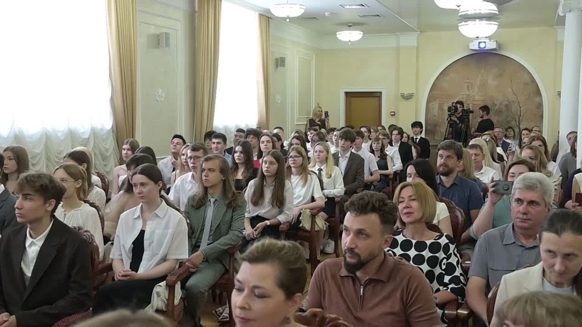 Сергей Петрин: Сегодня встретился с выпускниками, сдавшими единый государственный экзамен на 100 баллов, и поздравил их с этими событием