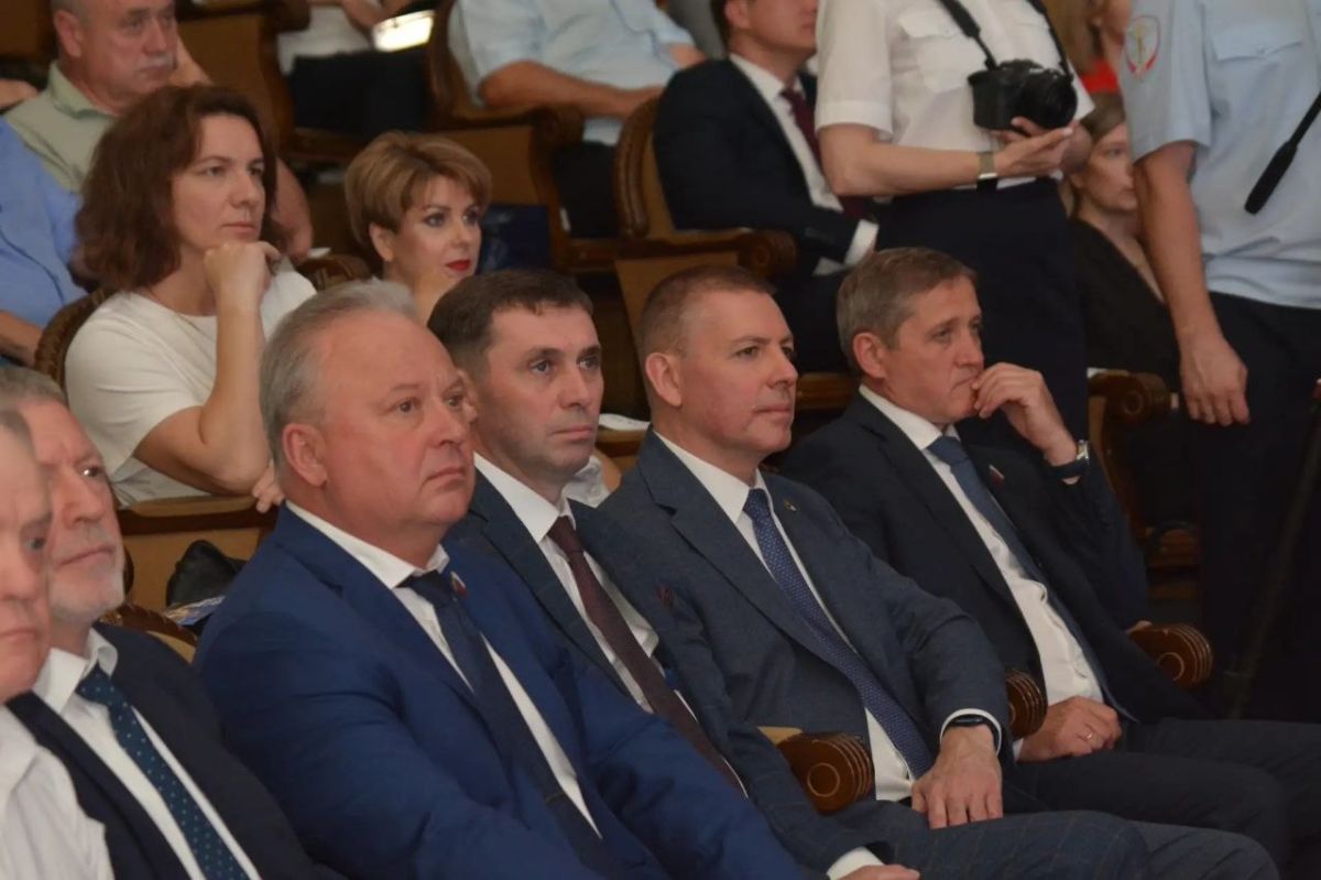 Депутаты городской Думы поздравили сотрудников ГИБДД Депутаты городской Думы поздравили сотрудников ГИБДД
