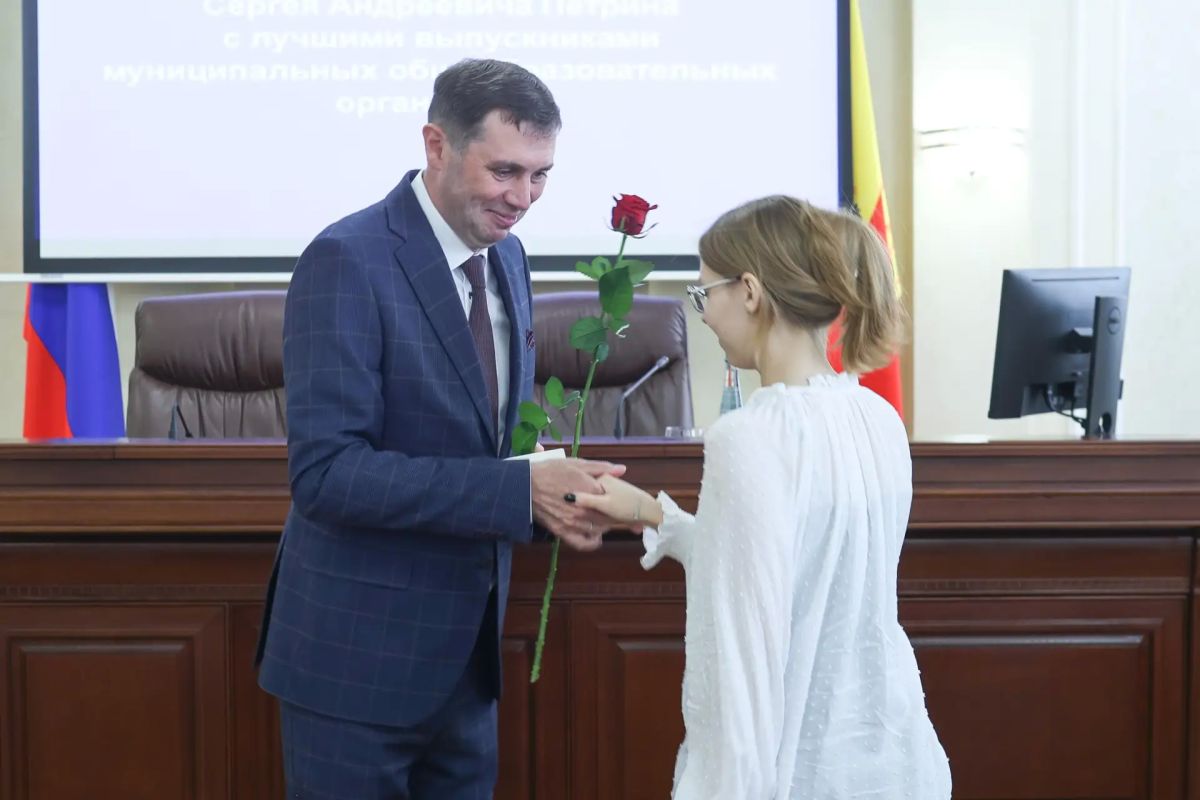 Мэр Воронежа Сергей Петрин вручил подарки выпускникам, набравшим 100 баллов на ЕГЭ Мэр Воронежа Сергей Петрин вручил подарки выпускникам, набравшим 100 баллов на ЕГЭ