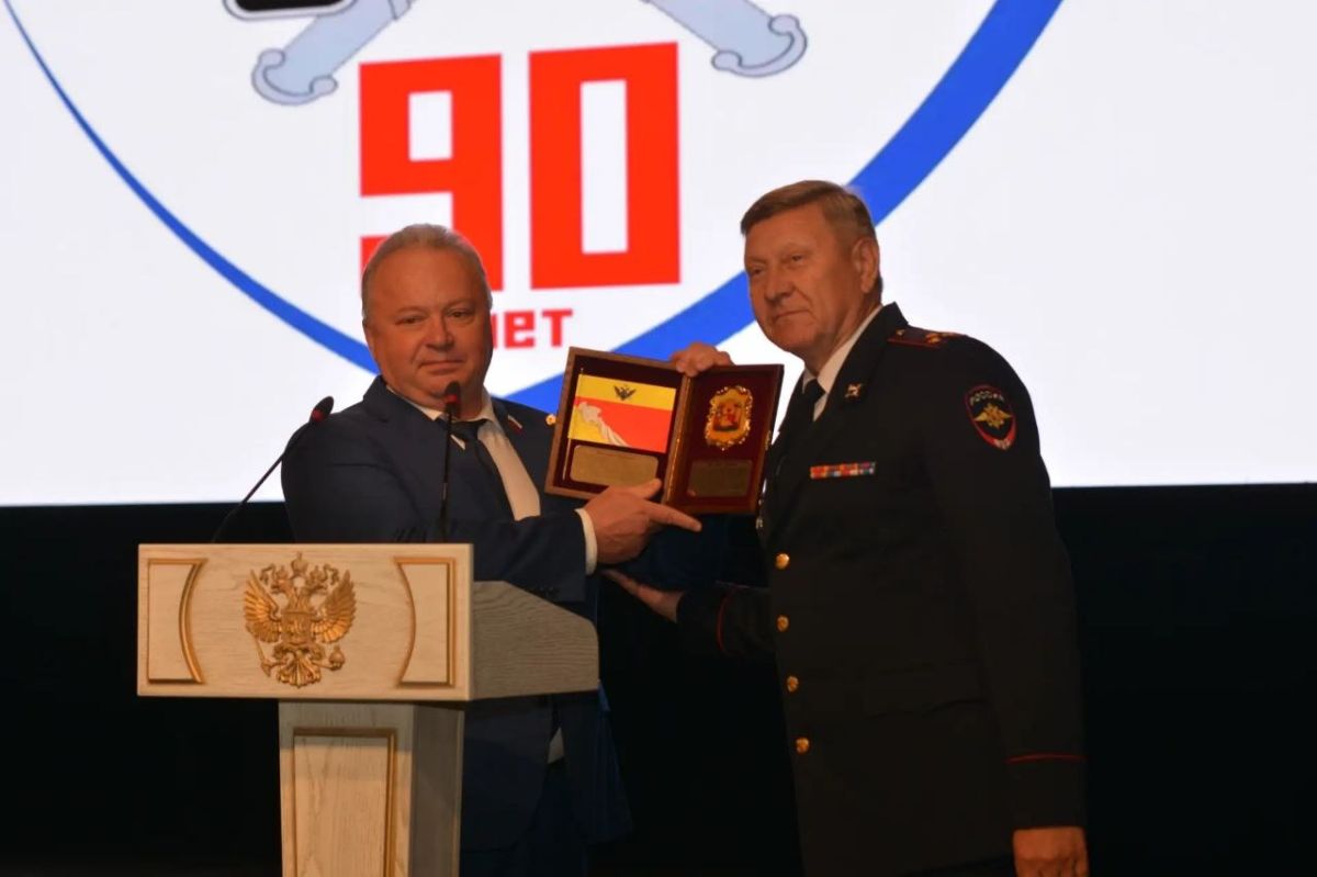 Депутаты городской Думы поздравили сотрудников ГИБДД Депутаты городской Думы поздравили сотрудников ГИБДД
