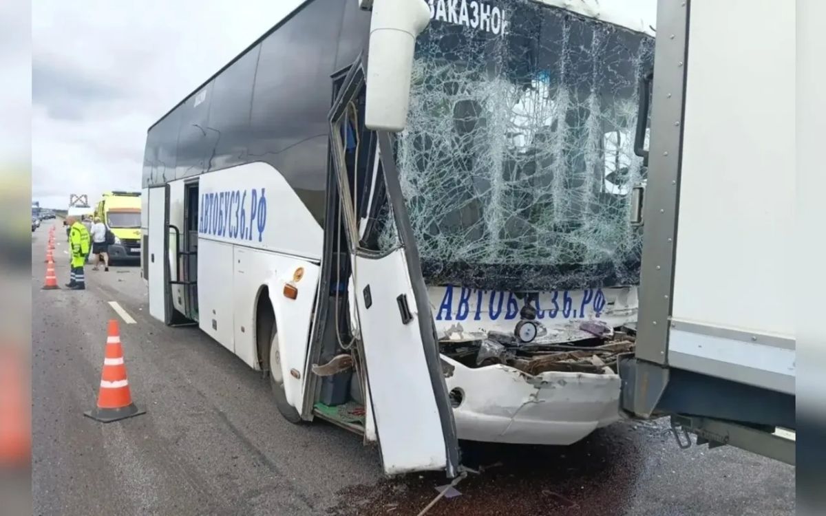 В Бобровском районе рейсовый автобус столкнулся с грузовиком на трассе М-4 «Дон» в Воронежской области