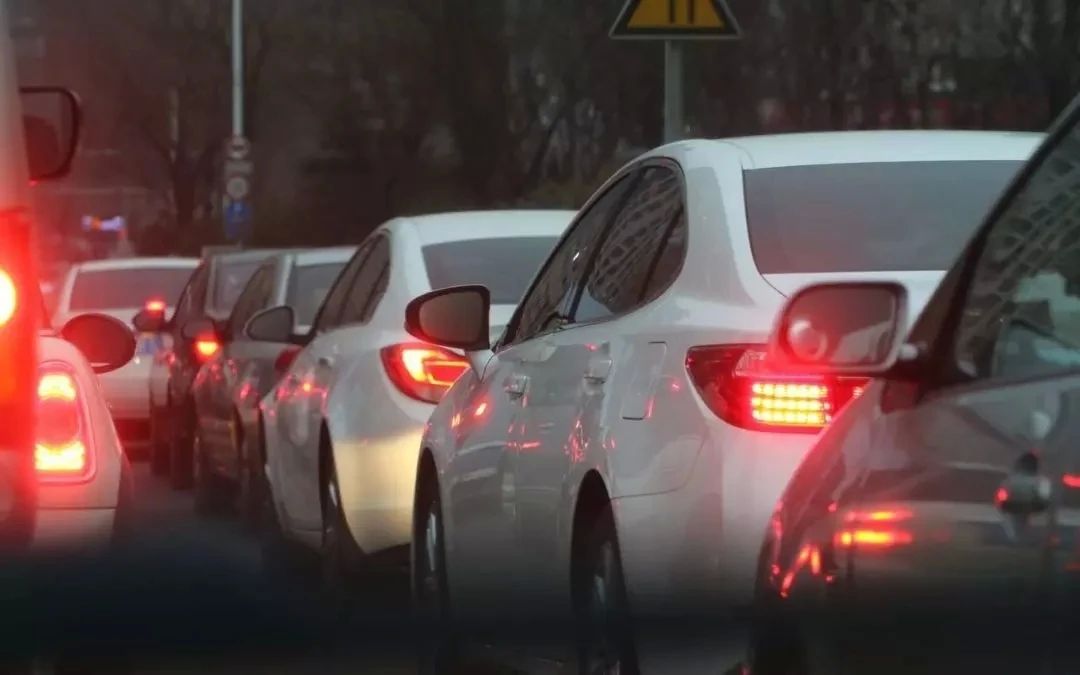 Водители встали в пробках из-за перекрытия участка дороги на Московском проспекте в Воронеже