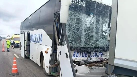 В ДТП с автобусом и грузовиком в Воронежской области пострадали 19 человек
