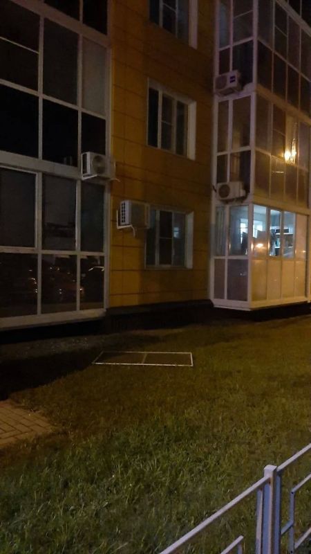 В Воронеже неадекватный мужчина залез в квартиру многоэтажки через балкон В Воронеже неадекватный мужчина залез в квартиру многоэтажки через балкон