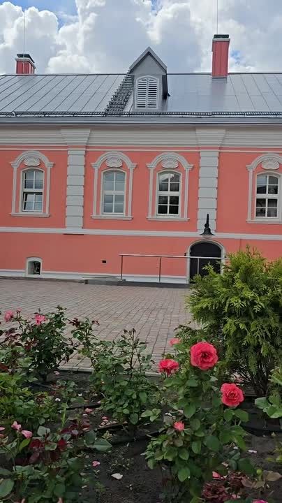 Прогулка по Фабричному переулку: отреставрированный Дом Гарденина и Тихвино-Онуфриевская церковь