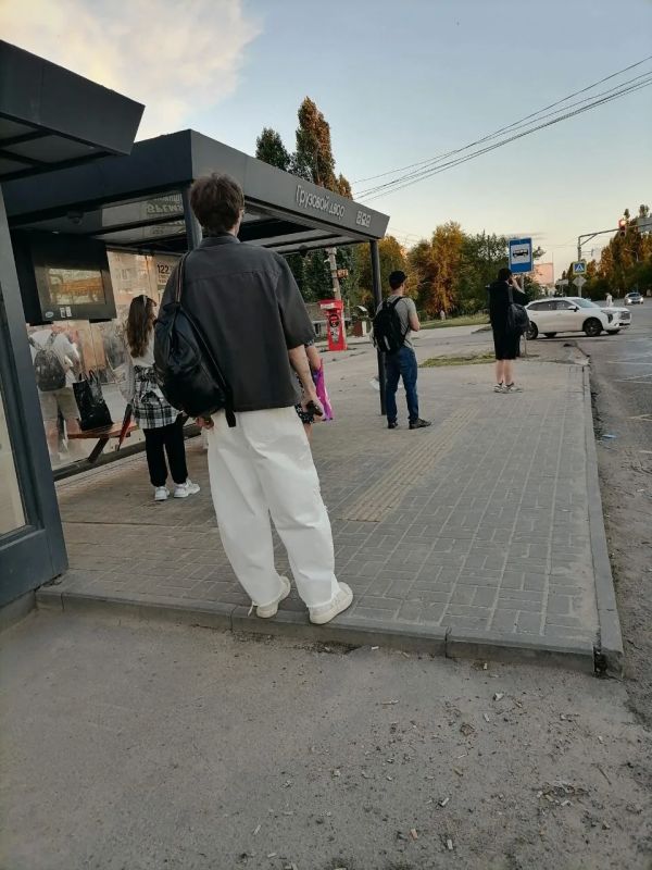 Автобусный парадокс. Подписчики сообщают, что ВАИ в выходные превратилось в безавтобусную пустыню, особенно по вечерам на остановках стало нечего ловить