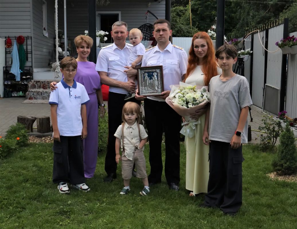 В День семьи, любви и верности: начальник регионального Главка навестил многодетную семью сотрудника ОВД В День семьи, любви и верности: начальник регионального Главка навестил многодетную семью сотрудника ОВД
