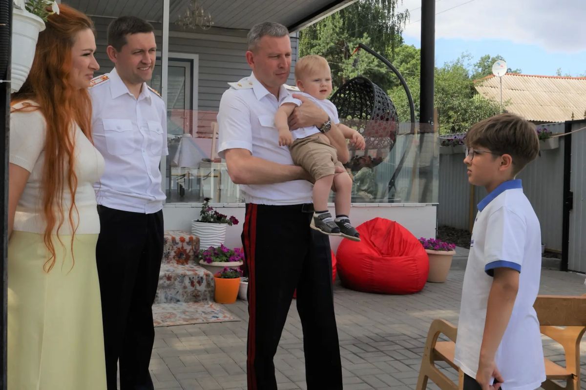 В День семьи, любви и верности: начальник регионального Главка навестил многодетную семью сотрудника ОВД В День семьи, любви и верности: начальник регионального Главка навестил многодетную семью сотрудника ОВД