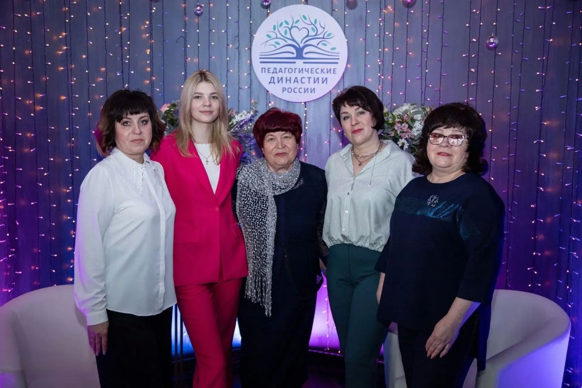 Более 360 лет общего трудового стажа, 4 поколения и 12 учителей - такова уникальная история педагогической династии Петренко