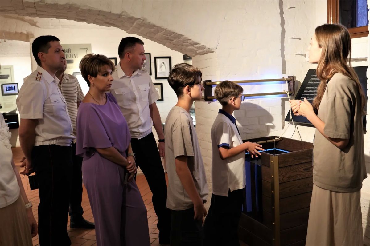 В День семьи, любви и верности: начальник регионального Главка навестил многодетную семью сотрудника ОВД В День семьи, любви и верности: начальник регионального Главка навестил многодетную семью сотрудника ОВД