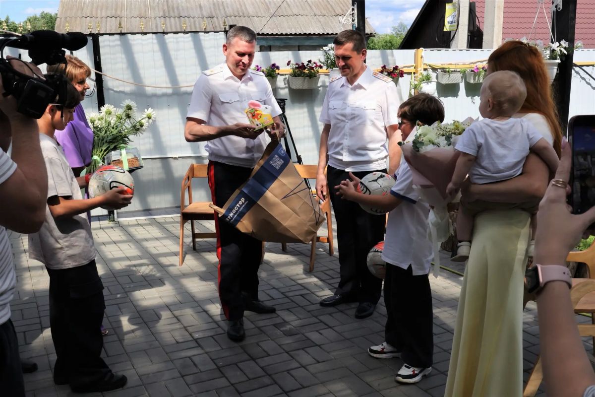 В День семьи, любви и верности: начальник регионального Главка навестил многодетную семью сотрудника ОВД В День семьи, любви и верности: начальник регионального Главка навестил многодетную семью сотрудника ОВД