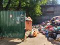 «Нишевая» гора мусора почти неделю маринуется во дворе пятиэтажки дома №20 на бульваре Пионеров