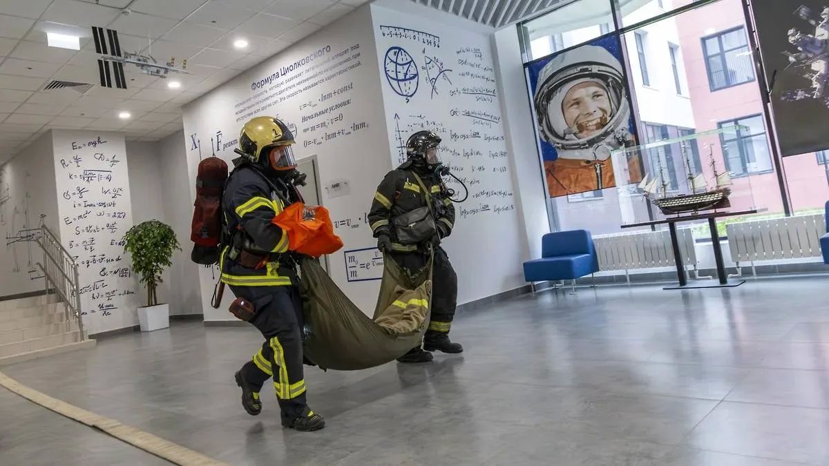 Учебный дым в мегашколе: Яркие кадры тренировки пожарных в образовательном центре «Траектория» в Воронеже Учебный дым в мегашколе: Яркие кадры тренировки пожарных в образовательном центре «Траектория» в Воронеже