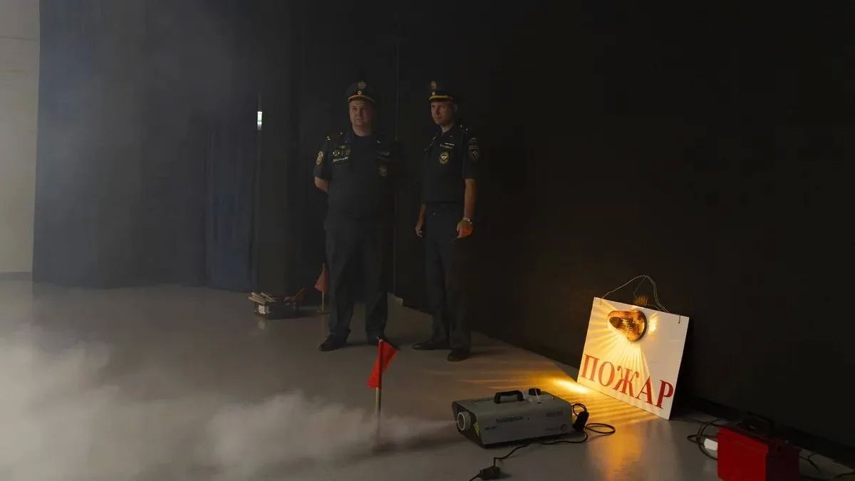 Учебный дым в мегашколе: Яркие кадры тренировки пожарных в образовательном центре «Траектория» в Воронеже Учебный дым в мегашколе: Яркие кадры тренировки пожарных в образовательном центре «Траектория» в Воронеже