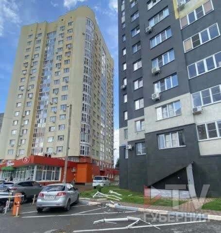 Ураган разнёс балкон высотки в Воронеже: пострадали машины